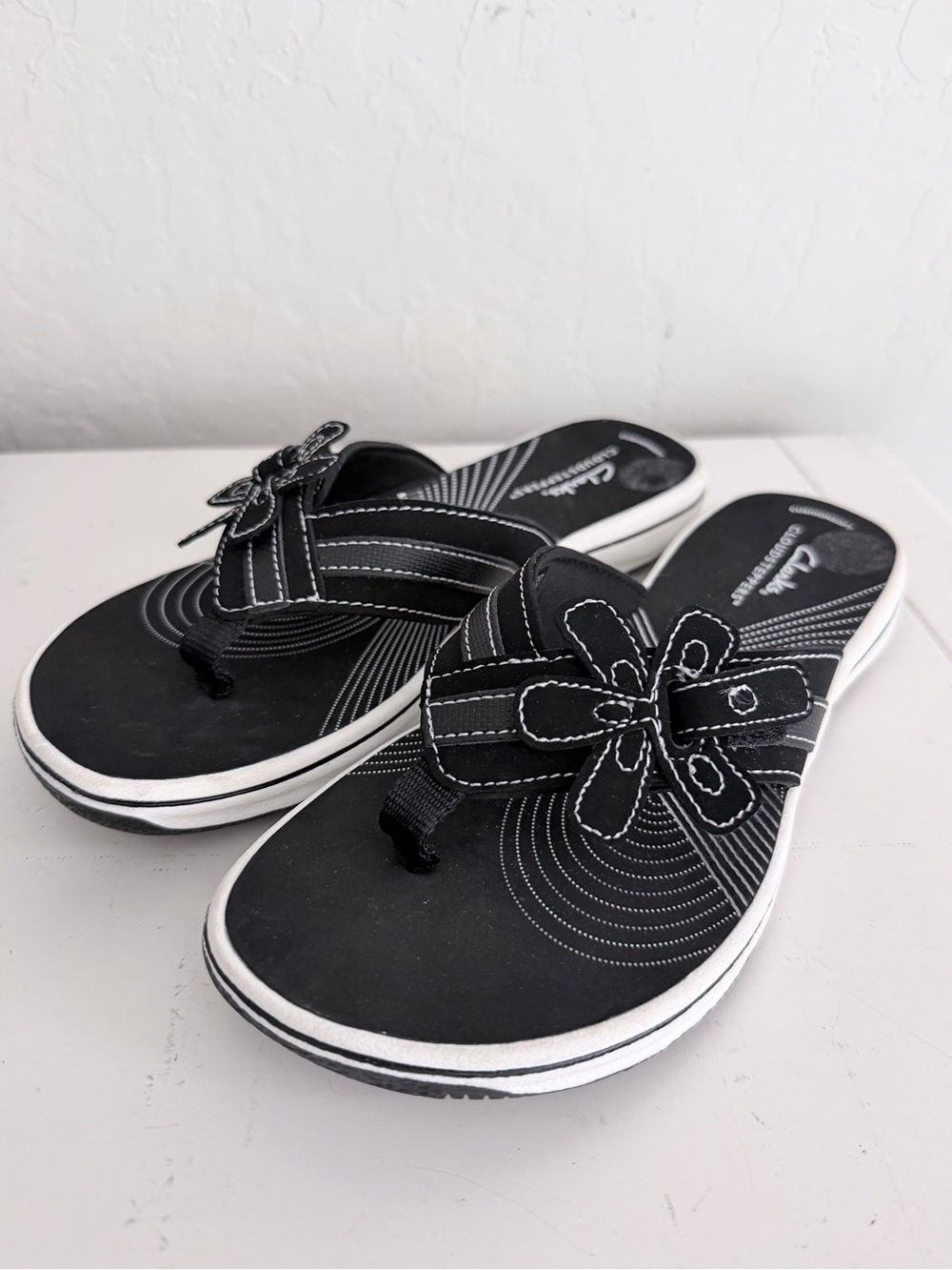 Clarks Cloudstepper Brinkley Floral Accent Ortholite Thong Sandals Black, Sz 7